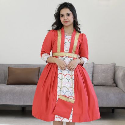 صورة فستان بناتي قرقيعان أحمر مطرز بكنار ذهبي مع شنطة مطابقة - M3813